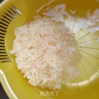 椰香银耳冰露步骤1