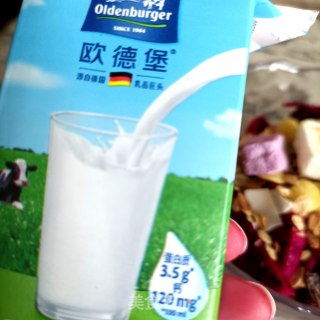 牛奶麦片龙果碗步骤5