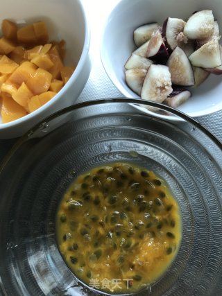 清凉消暑：椰汁芒果百香果步骤2