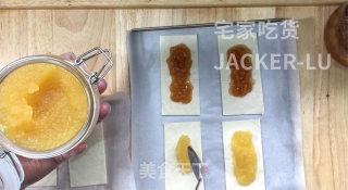 手抓饼果酱派，制作方法超级简单，吃起来脆脆甜甜哒，超级好吃。步骤2