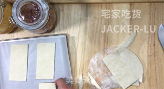 手抓饼果酱派，制作方法超级简单，吃起来脆脆甜甜哒，超级好吃。步骤1