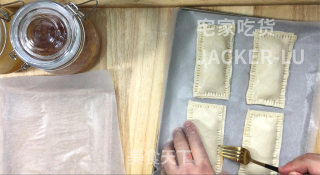 手抓饼果酱派，制作方法超级简单，吃起来脆脆甜甜哒，超级好吃。步骤3
