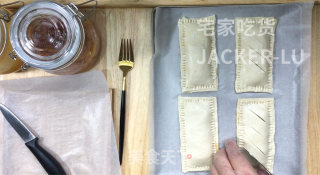 手抓饼果酱派，制作方法超级简单，吃起来脆脆甜甜哒，超级好吃。步骤4