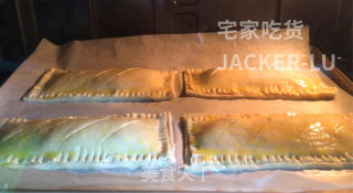 手抓饼果酱派，制作方法超级简单，吃起来脆脆甜甜哒，超级好吃。步骤6