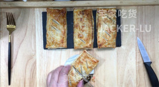 手抓饼果酱派，制作方法超级简单，吃起来脆脆甜甜哒，超级好吃。步骤7