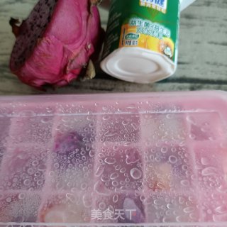 “清凉消暑”火龙果冰酸奶步骤1