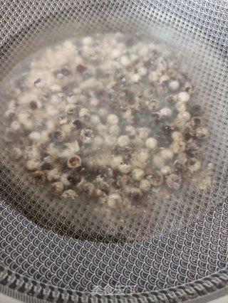 珍珠火龙果拌酸奶步骤1