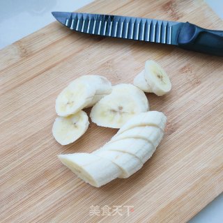 葡萄干香蕉拌酸奶步骤2