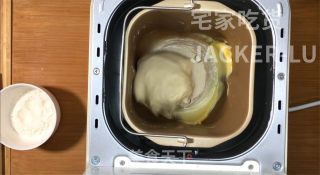 冰爽爆浆冰面包，颜值高做法简单，丝滑冰凉夹心馅料，非常好吃。步骤3