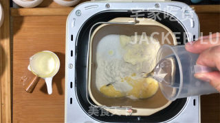 冰爽爆浆冰面包，颜值高做法简单，丝滑冰凉夹心馅料，非常好吃。步骤1