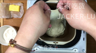 冰爽爆浆冰面包，颜值高做法简单，丝滑冰凉夹心馅料，非常好吃。步骤2