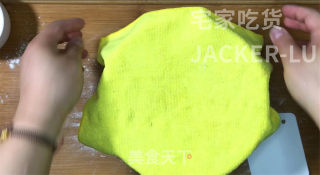 冰爽爆浆冰面包，颜值高做法简单，丝滑冰凉夹心馅料，非常好吃。步骤6