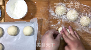 冰爽爆浆冰面包，颜值高做法简单，丝滑冰凉夹心馅料，非常好吃。步骤11