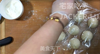冰爽爆浆冰面包，颜值高做法简单，丝滑冰凉夹心馅料，非常好吃。步骤10