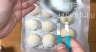 冰爽爆浆冰面包，颜值高做法简单，丝滑冰凉夹心馅料，非常好吃。步骤14