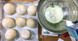 冰爽爆浆冰面包，颜值高做法简单，丝滑冰凉夹心馅料，非常好吃。步骤16
