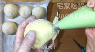 冰爽爆浆冰面包，颜值高做法简单，丝滑冰凉夹心馅料，非常好吃。步骤20