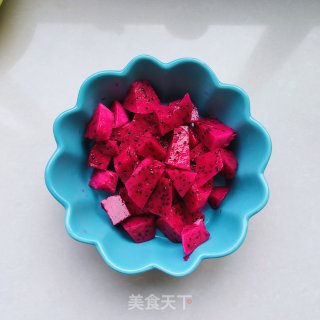 葡萄干火龙果拌酸奶步骤2