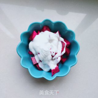 葡萄干火龙果拌酸奶步骤3