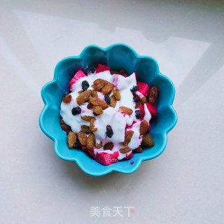 葡萄干火龙果拌酸奶步骤4