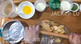 抹茶酸奶慕斯蛋糕，咸香的芝士饼干，酸甜的酸奶、清新微苦的抹茶。步骤1