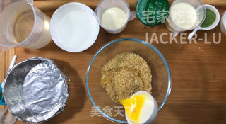 抹茶酸奶慕斯蛋糕，咸香的芝士饼干，酸甜的酸奶、清新微苦的抹茶。步骤2