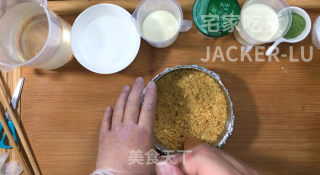 抹茶酸奶慕斯蛋糕，咸香的芝士饼干，酸甜的酸奶、清新微苦的抹茶。步骤3