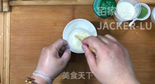 抹茶酸奶慕斯蛋糕，咸香的芝士饼干，酸甜的酸奶、清新微苦的抹茶。步骤4