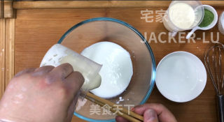 抹茶酸奶慕斯蛋糕，咸香的芝士饼干，酸甜的酸奶、清新微苦的抹茶。步骤5