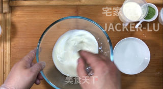 抹茶酸奶慕斯蛋糕，咸香的芝士饼干，酸甜的酸奶、清新微苦的抹茶。步骤6