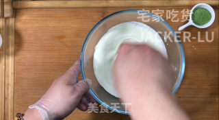 抹茶酸奶慕斯蛋糕，咸香的芝士饼干，酸甜的酸奶、清新微苦的抹茶。步骤8
