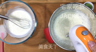 抹茶酸奶慕斯蛋糕，咸香的芝士饼干，酸甜的酸奶、清新微苦的抹茶。步骤7
