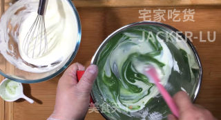 抹茶酸奶慕斯蛋糕，咸香的芝士饼干，酸甜的酸奶、清新微苦的抹茶。步骤11