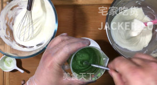 抹茶酸奶慕斯蛋糕，咸香的芝士饼干，酸甜的酸奶、清新微苦的抹茶。步骤10