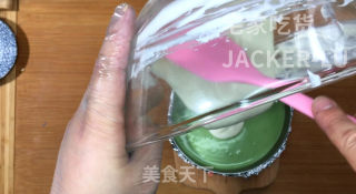 抹茶酸奶慕斯蛋糕，咸香的芝士饼干，酸甜的酸奶、清新微苦的抹茶。步骤14