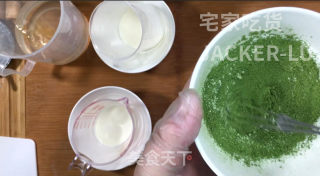 抹茶酸奶慕斯蛋糕，咸香的芝士饼干，酸甜的酸奶、清新微苦的抹茶。步骤16