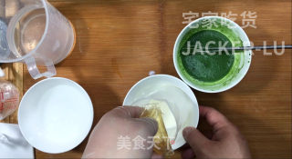 抹茶酸奶慕斯蛋糕，咸香的芝士饼干，酸甜的酸奶、清新微苦的抹茶。步骤18