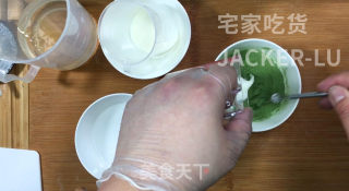 抹茶酸奶慕斯蛋糕，咸香的芝士饼干，酸甜的酸奶、清新微苦的抹茶。步骤17