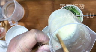 抹茶酸奶慕斯蛋糕，咸香的芝士饼干，酸甜的酸奶、清新微苦的抹茶。步骤19