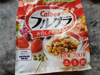 树莓麦片拌酸奶步骤1