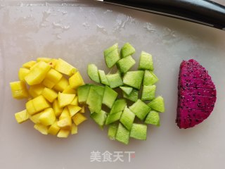 火龙果甜瓜油桃酸奶杯步骤2
