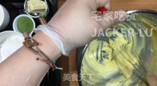 巧克力夹心抹茶曲奇，奶香味十足，醇厚巧克力，酥到掉渣的美食。步骤1
