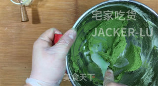 巧克力夹心抹茶曲奇，奶香味十足，醇厚巧克力，酥到掉渣的美食。步骤9