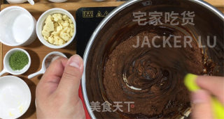 抹茶松露巧克力，一口下去，丝丝柔滑，入口即化，简单又便宜。步骤2