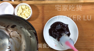 抹茶松露巧克力，一口下去，丝丝柔滑，入口即化，简单又便宜。步骤3