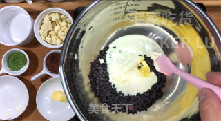 抹茶松露巧克力，一口下去，丝丝柔滑，入口即化，简单又便宜。步骤1