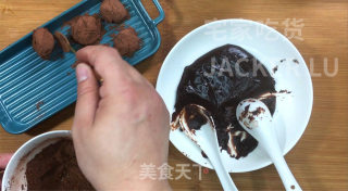 抹茶松露巧克力，一口下去，丝丝柔滑，入口即化，简单又便宜。步骤9