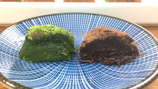抹茶松露巧克力，一口下去，丝丝柔滑，入口即化，简单又便宜。步骤13