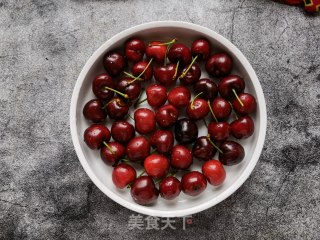 芒果麦片樱桃酸奶昔步骤1