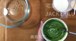 抹茶奶油布丁慕斯，冰爽软滑，奶香甜蜜，炎热夏日的超赞小甜品。步骤3